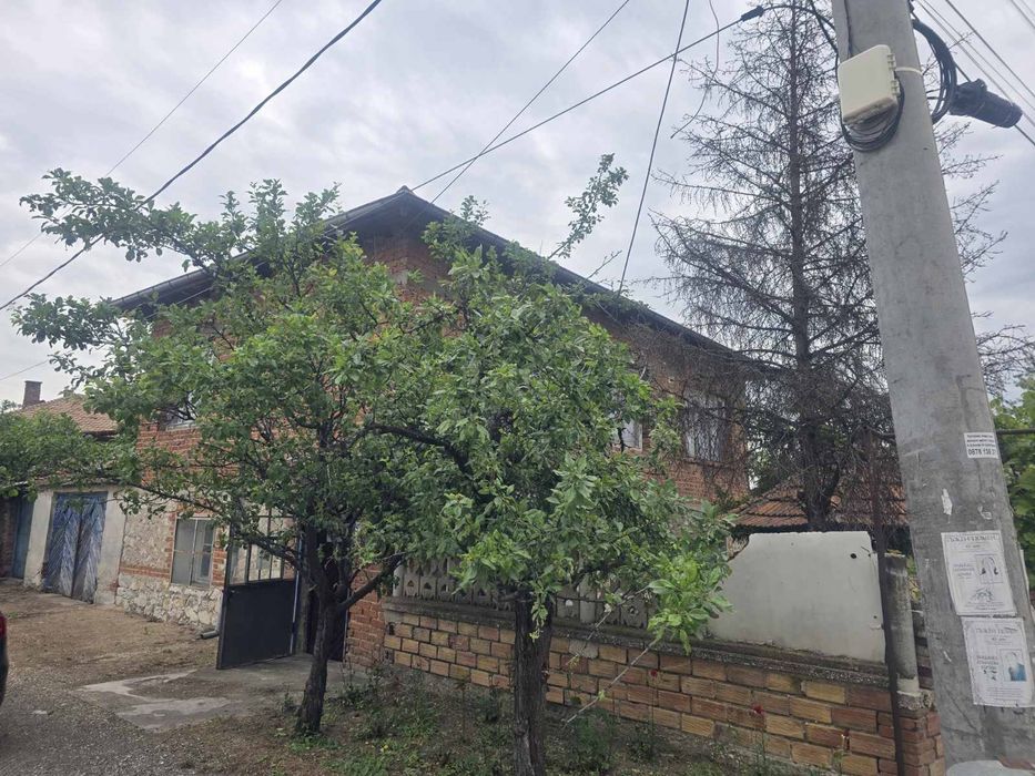 Масивна къща с двор