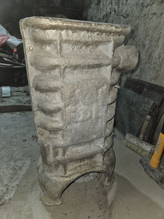 Чугунная печка сотилади. 700 000