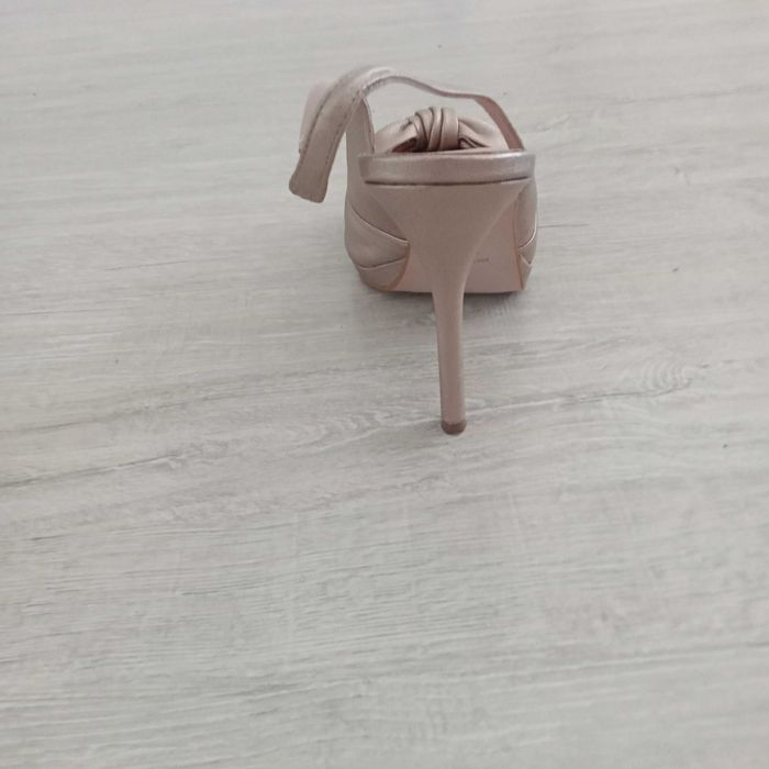 Туфли золотого цвета