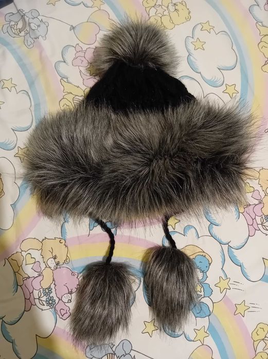 Зимна дамска шапка с изкуствен пух