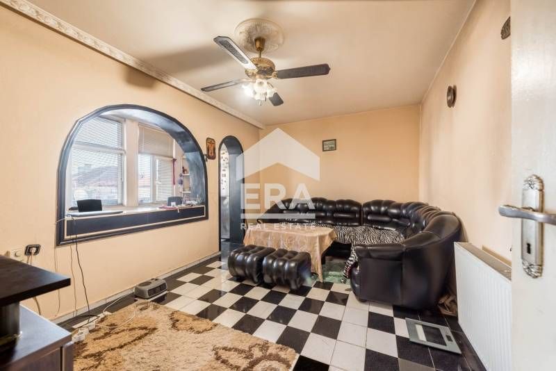 Ексклузивен втори етаж от четириетажна тухлена къща за продажба, с гол