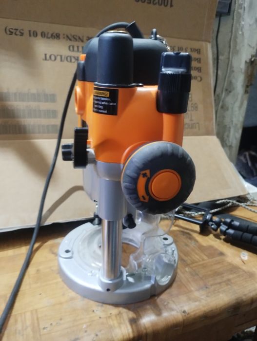 Професионална оберфреза TRITON