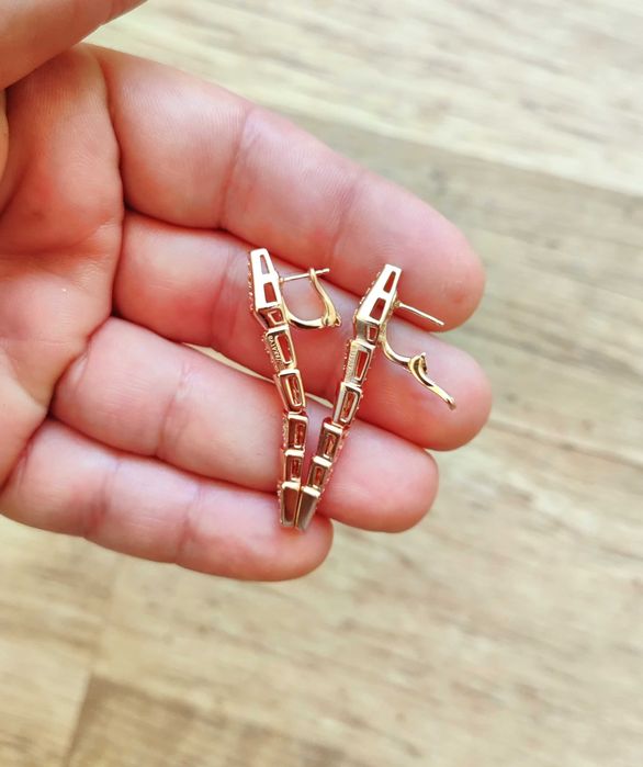 Обеци в розово цвят и циркониеви камъни на Bvlgari Serpenti с панти