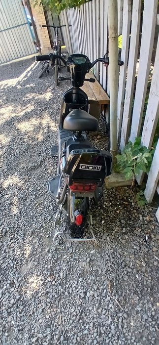 Продам скутер ск8