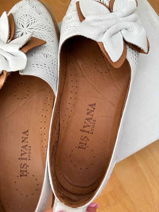 Бели обувки от естествена кожа