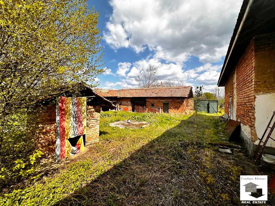 150026 Едноетажна къща с голям двор и разсадник в с. Горна Студена