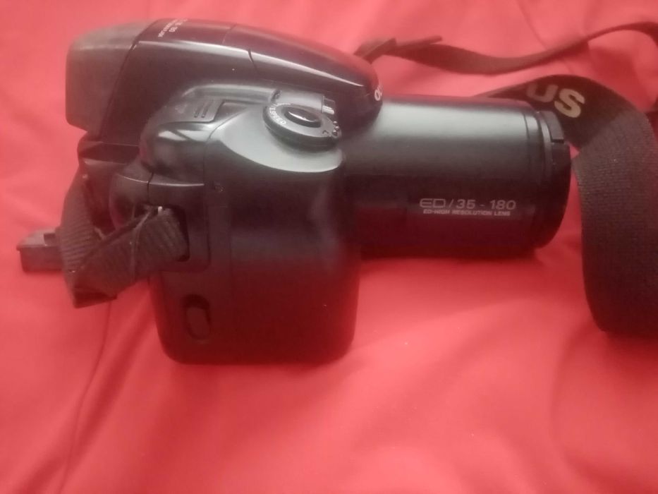 Продавам фото апарат олимпус is3000