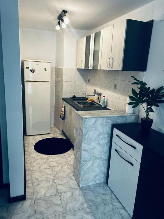 Дава се под наем Двустаен апартамент в Бургас, Център - 72 кв.м за 484.5 € - Снимка #1