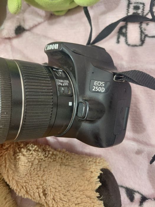 Canon EOS 250D + 18-55mm | DSLR | Funcțional | București