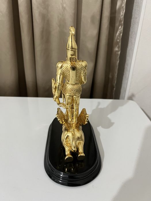 Статуэтка золотой человек