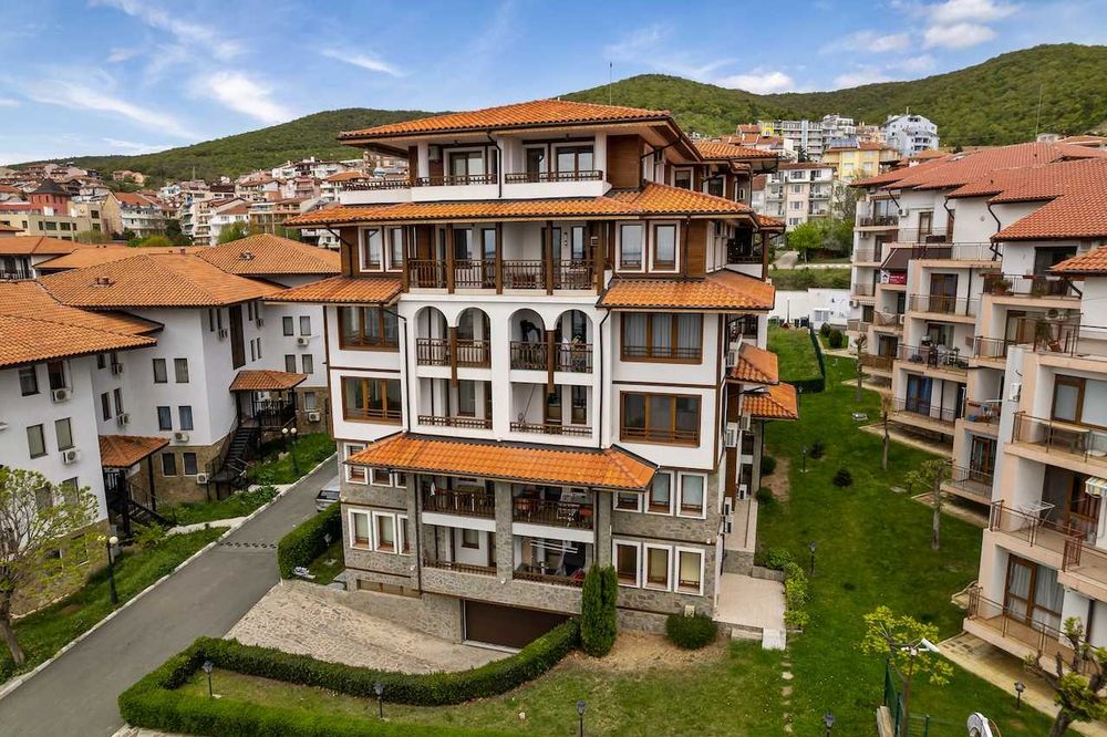 Четиристаен апартамент над яхтено пристанище, Гледка море, Втора линия