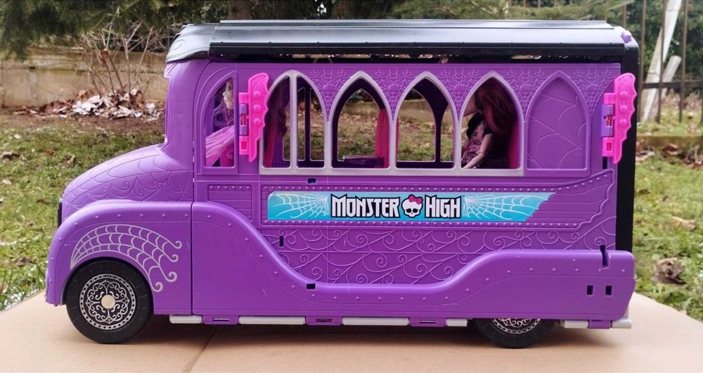 Парти-автобус с бар за кукли Монстър Хай и Барби / Monster High Bus