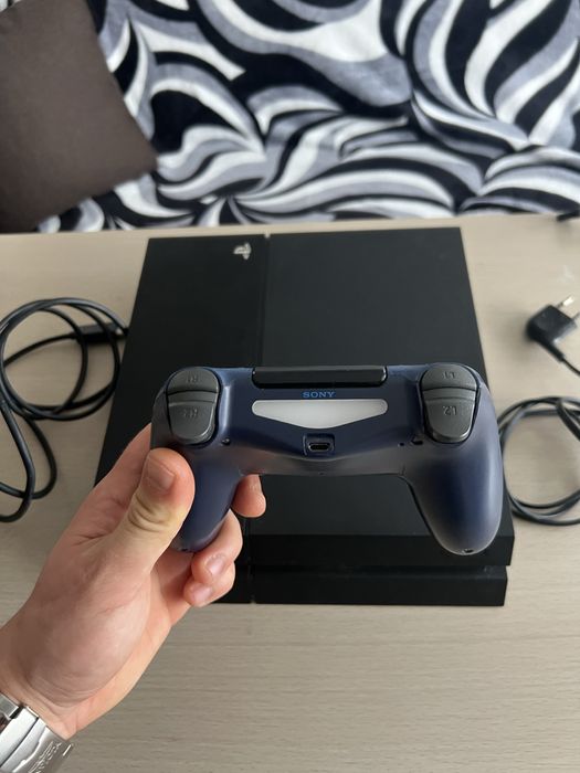 Consolă PlayStation 4 (PS4) + Joc GTA 5 original + Toate cablurile