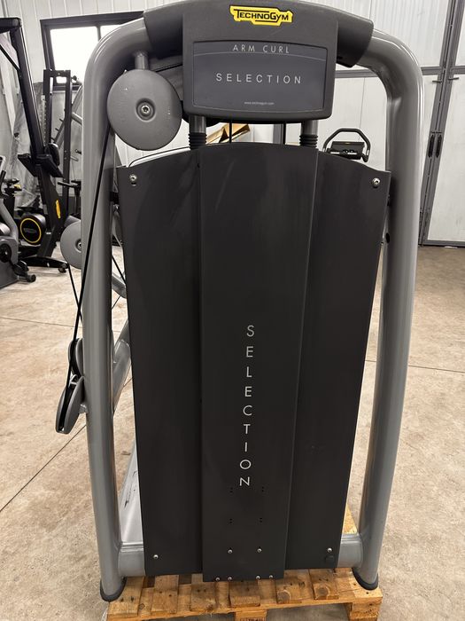 Technogym selection arm curl