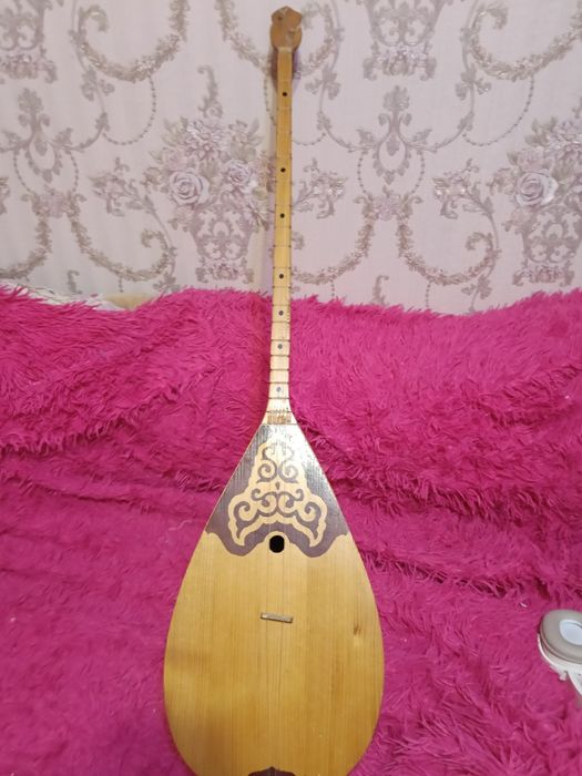Домбра в хорошем состоянии