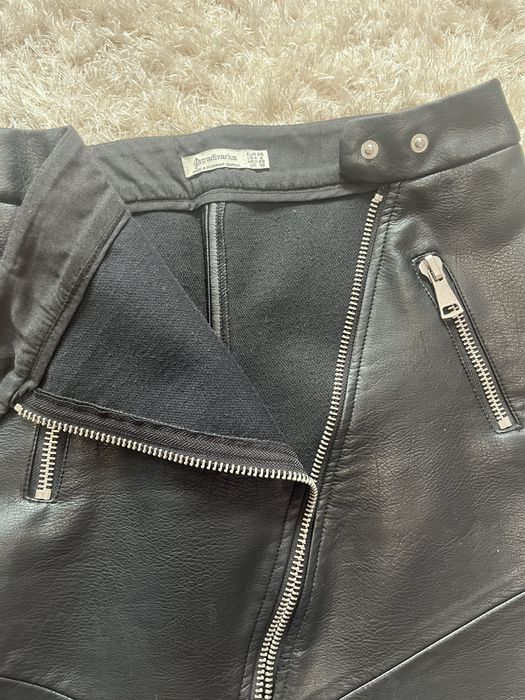 Черна кожена пола Stradivarius