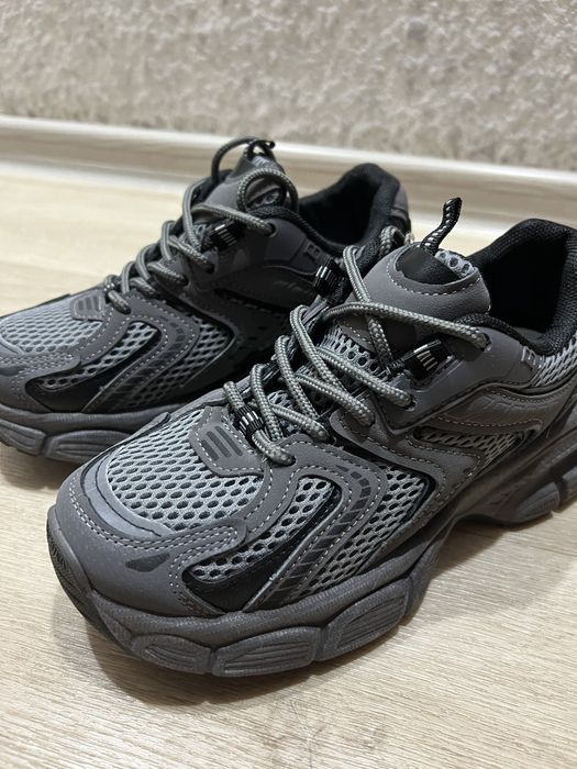 Новые кроссовки на мальчика 35 размер