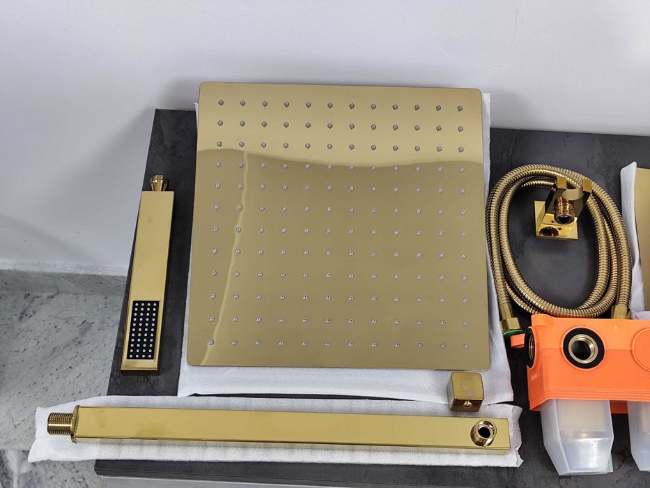 Set duș incastrat (ascuns) auriu cu para de dus stil ploaie 30x30cm