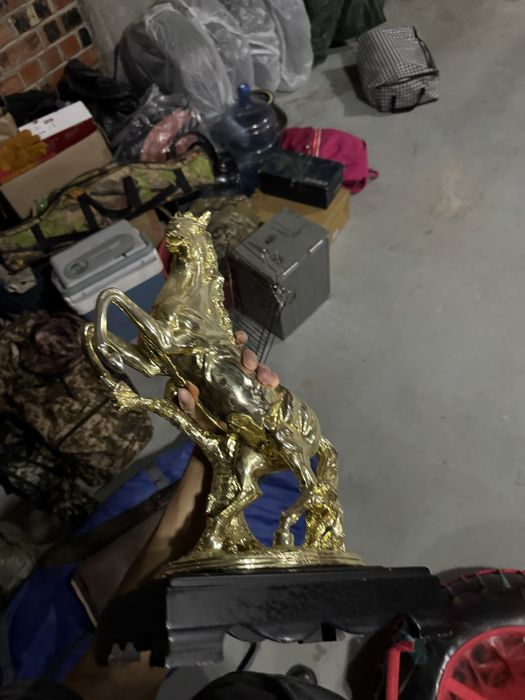 Лошадь сувенирная золотая