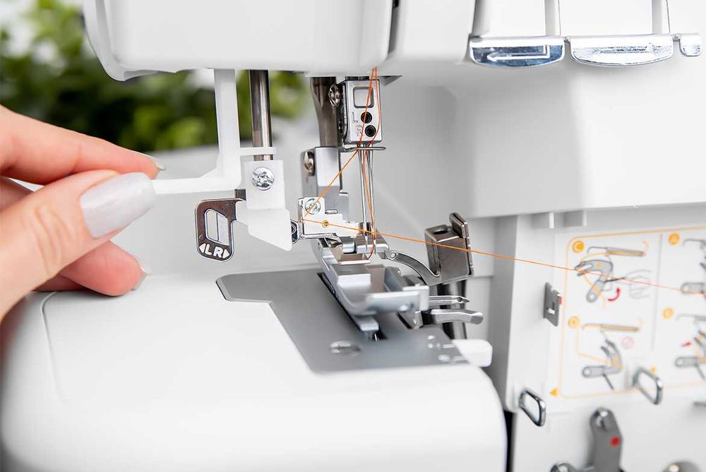 Оверлок Necchi C12 с нитевдевателем и мощным двигателем