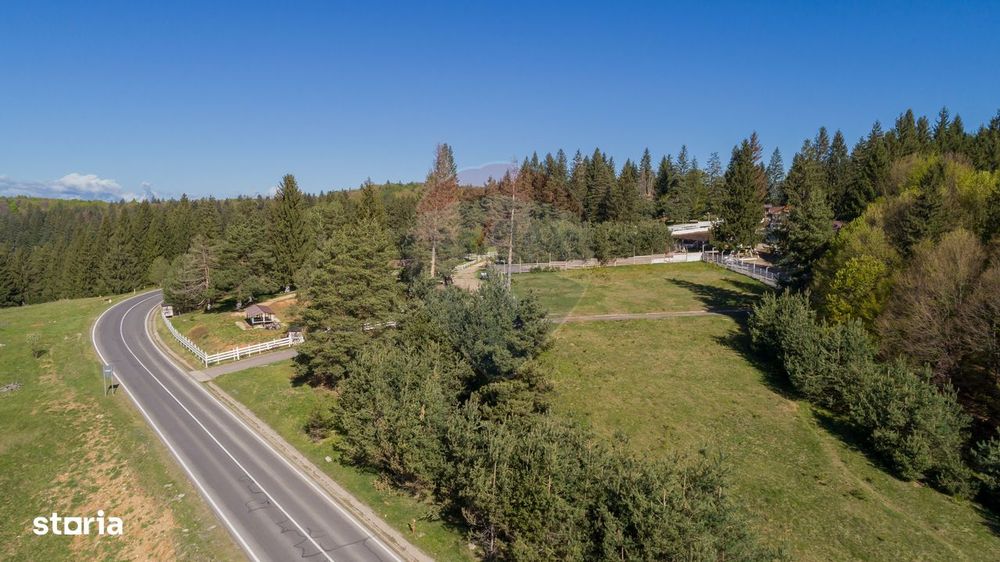 Poiana Brașov | teren cu panoramă largă către munți