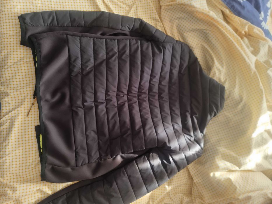 Vand Geaca Guess Impecabila