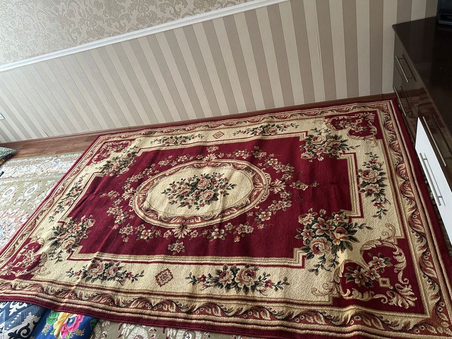 Ковер 3/5, камод, диван, ковер 2/3, диван серый