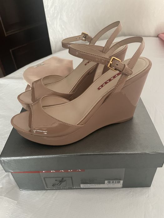 Босоножки лакированные