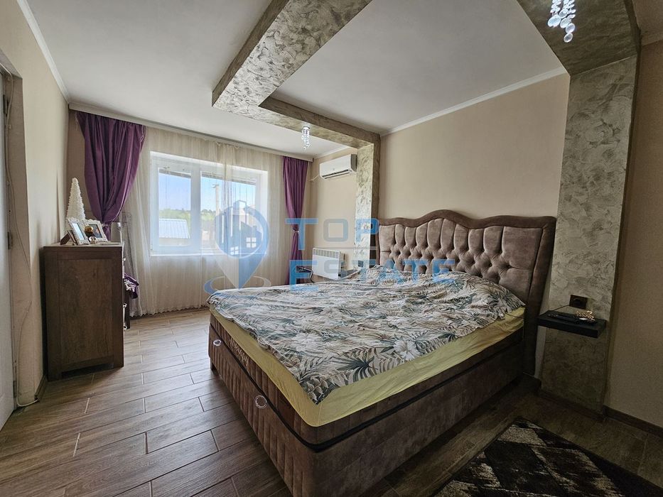 Двуетажна обзаведена и ремонтирана къща с три спални в село Страхилов