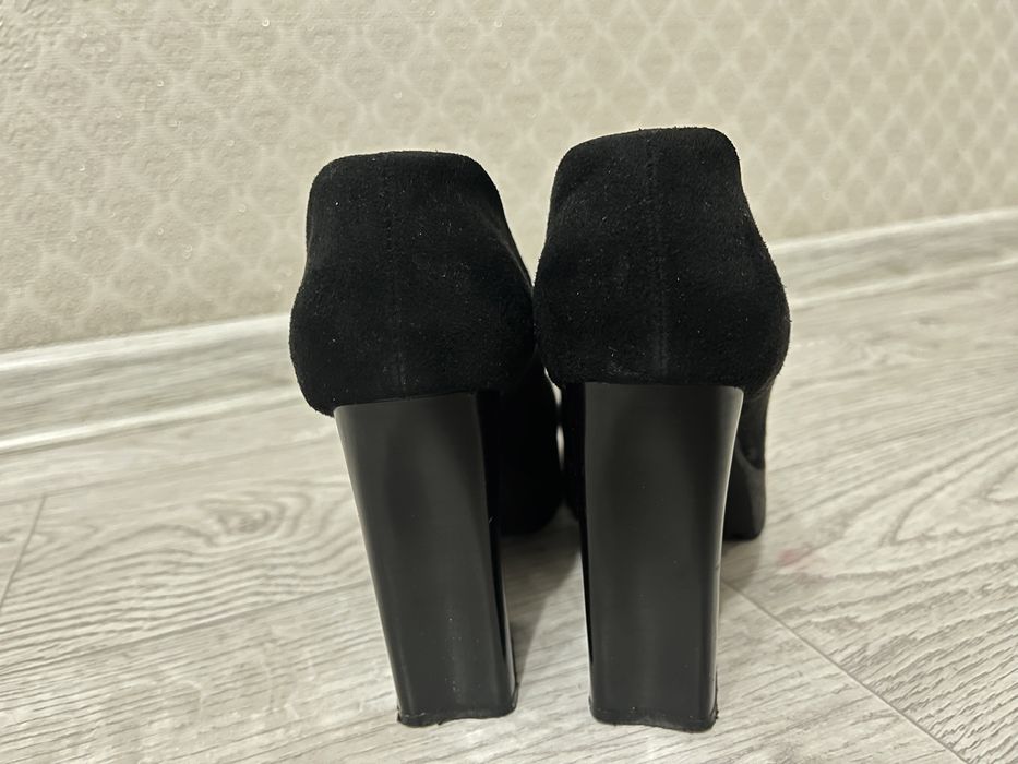 Продаю замшевые туфли