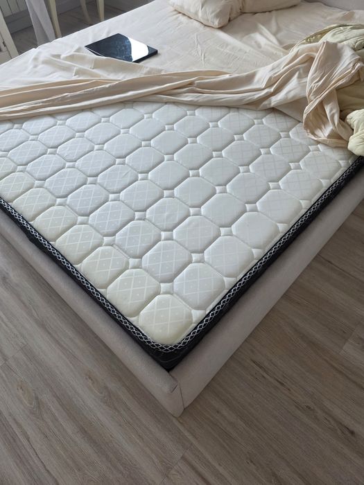 Новый матрас б/у в пользовании 2 месяца. Продавливается