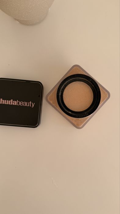 Huda Beauty Easy Bake Loose Baking & Setting Powder – нюанс Blondie