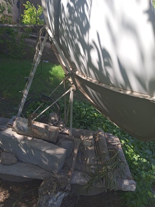 Параболик антенна ажойиб,катта Хили зангламаган  3та головка си бор!