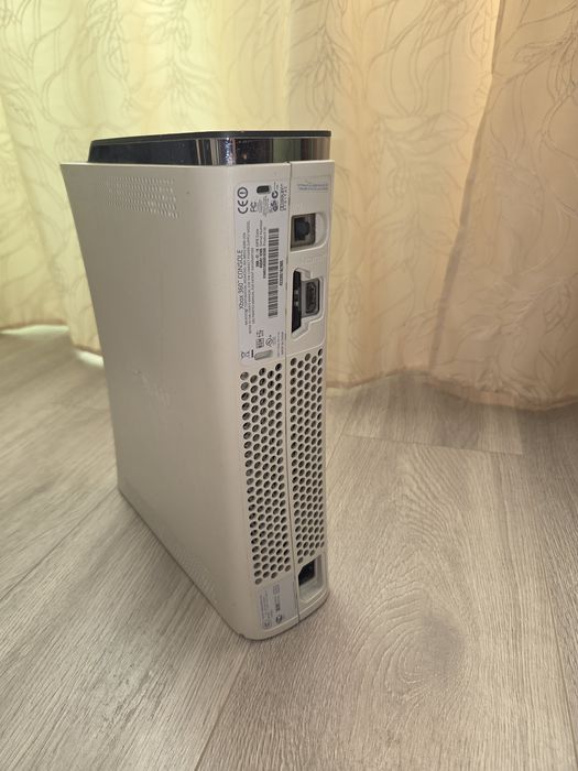 Xbox 360 + 2 controllere