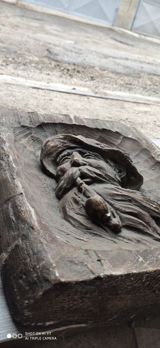 Гипсов портрет за стена