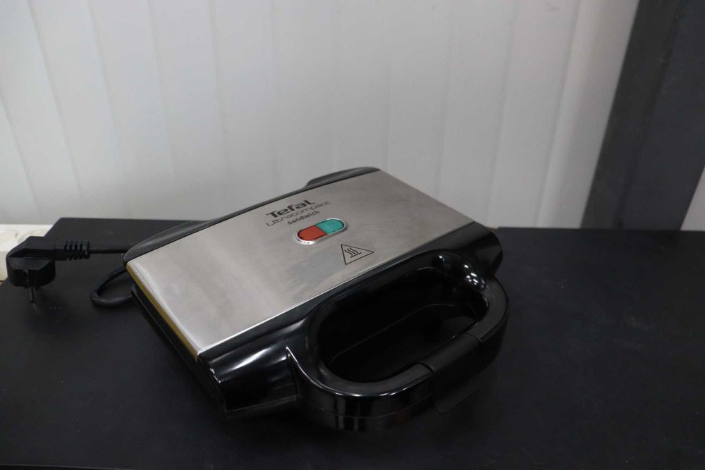 Уред за сандвичи Tefal Ultracompact 700W Незалепващи плочи, лек ДЕФЕКТ