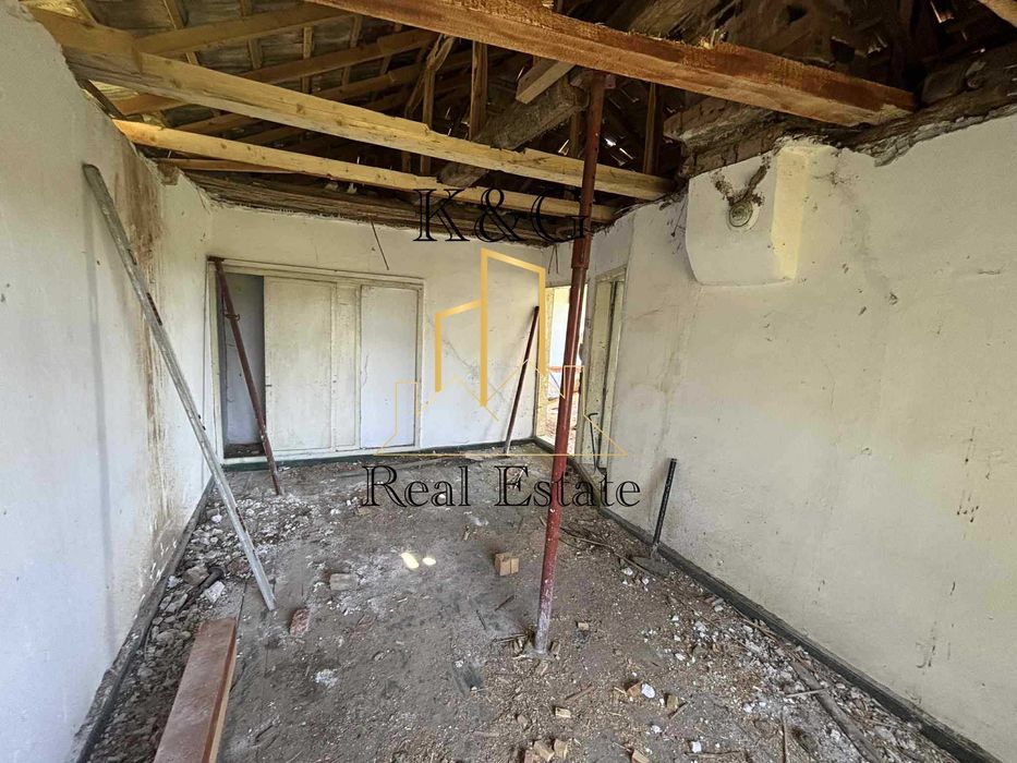 Двуетажна тухлена на гредоред къща в с. Осенец