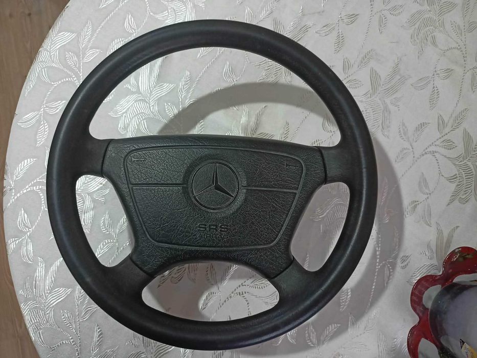 Продава се оригинален гумен волан за Мерцедес W124