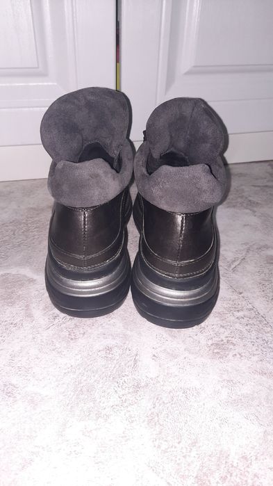 Продам демисезонные ботинки