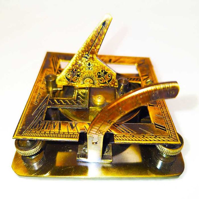 ронзов компас със слънчев часовник.