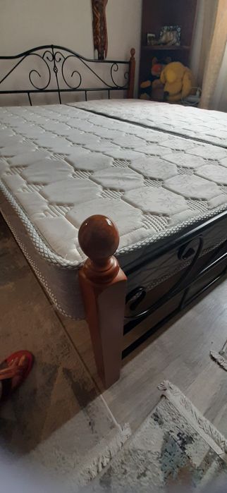 Кровать  с матрасами