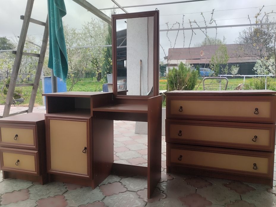 Продам тумбу зеркало комод