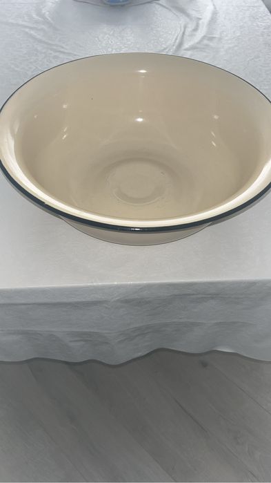 Блюда и тазы эмалированные и поднос