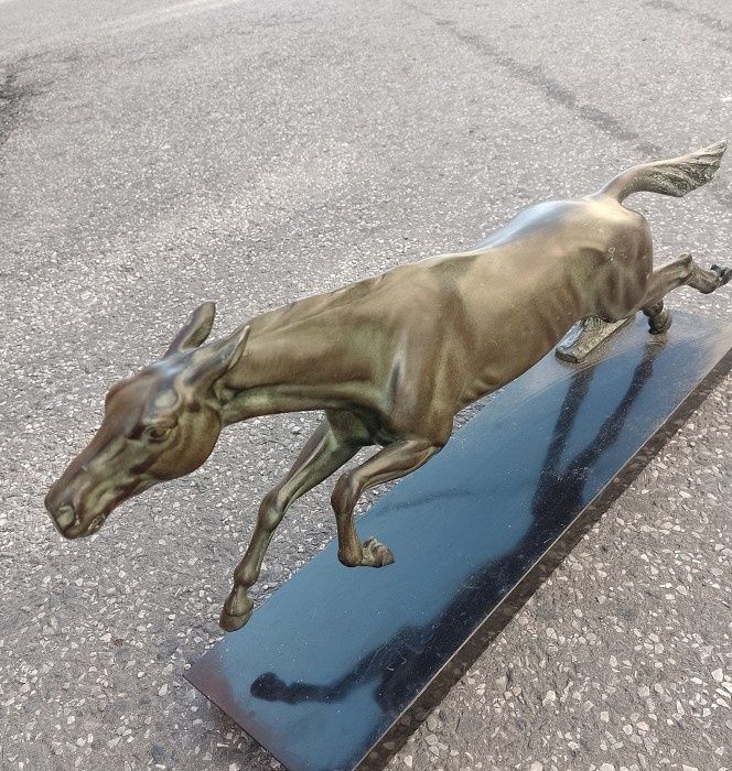 Superbă sculptura de dimensiuni mari,cal din bronz pe soclu din marmură neagră,piesa cu o lucrătură de o foarte mare finețe, dimensiuni lungime 68 cm
