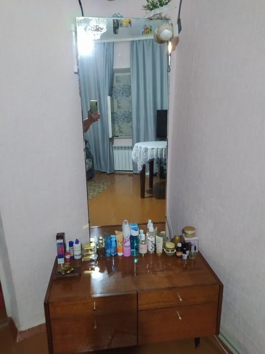 Продам раздвижной  круглый стол, трюмо