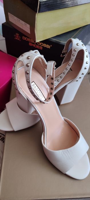 Oyoq kiyimlar to'plami