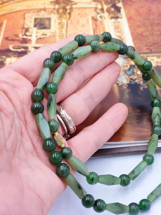 Винтидж нефритена огърлица , перфектно състояние