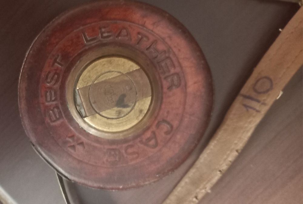 Ruleta veche Leather case