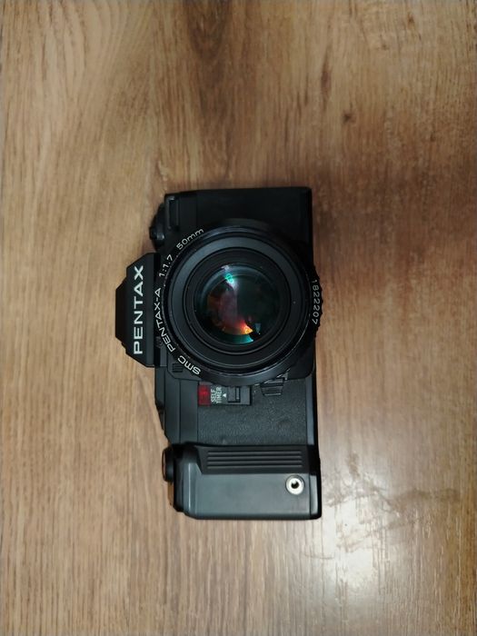 Aparat foto pe film vintage Pentax A3 (cunoscut și ca Pentax A3000) echipat cu un obiectiv SMC Pentax-A 50mm f/1.7.