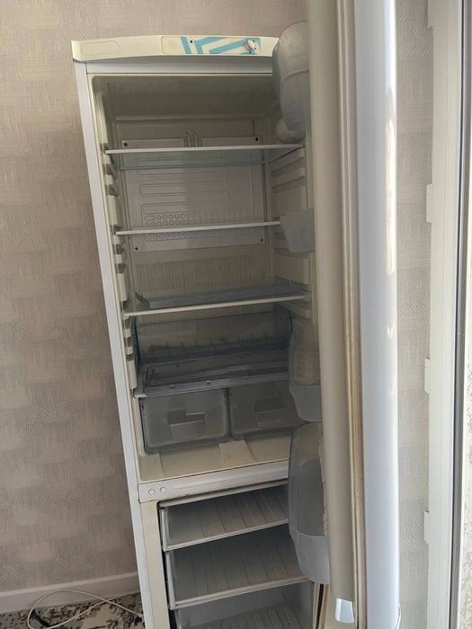 Продается холодильник Indesit.